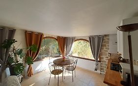 Bas de villa au chant des cigales